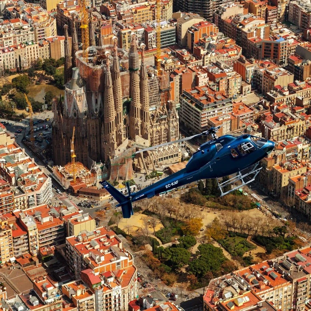 360º Gaudí Emotions: Sagrada Familia, Park Güell and Helicopter Flight by Official Guide
